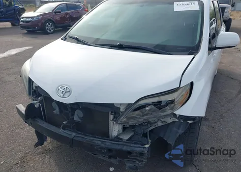 2017 Toyota Sienna Se Premium 8 Passenger z USA, uszkodzony, nr VIN 5TDXZ3DC9HS768210